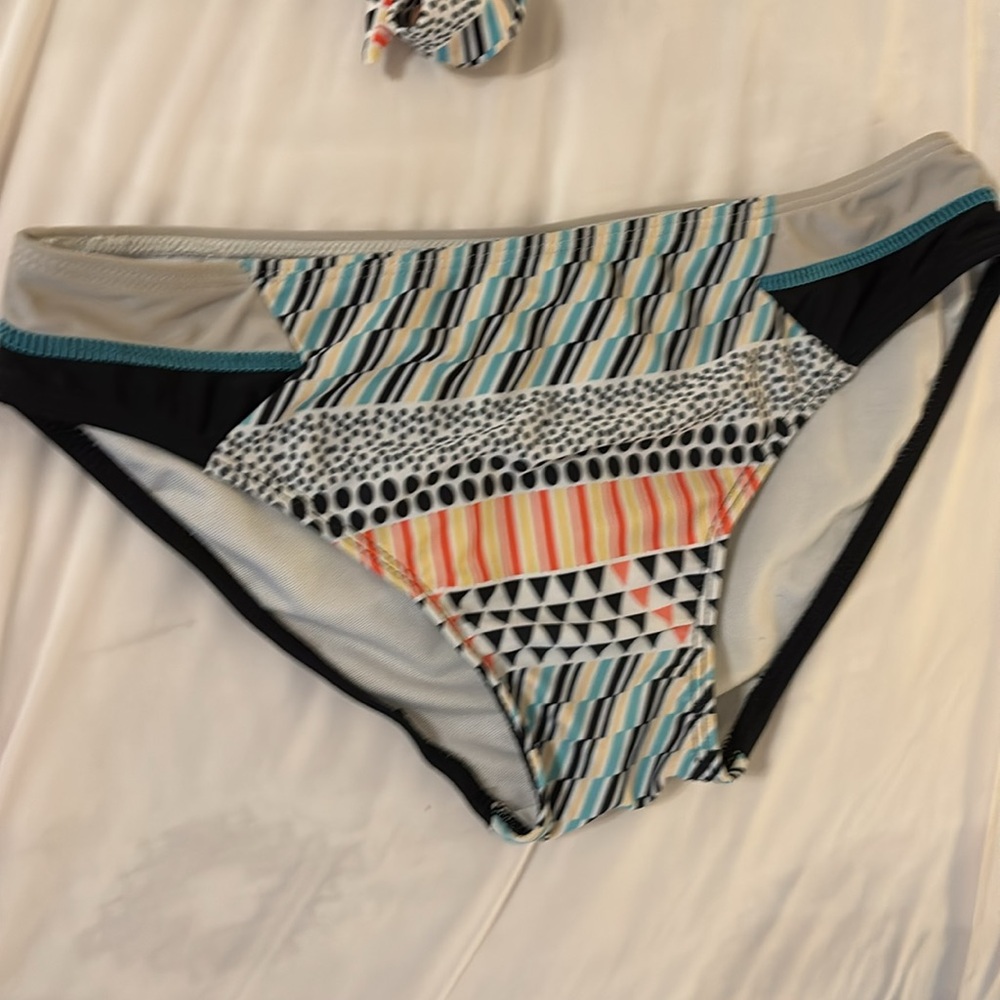 Colorful Geometric Bikini Set - Picture 3 of 5